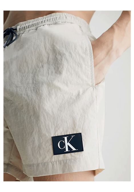 Costume Calvin Klein Logo Patch Medium Drawstring Beige Uomo CALVIN KLEIN SWIMWEAR | Costumi | KM0KM00980-PE0